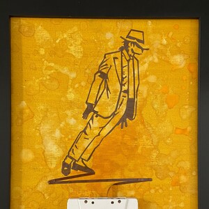 Retrato de Michael Jackson feito de fita cassete reciclada, arte original com moldura de madeira maciça, pintura moderna em ouro amarelo