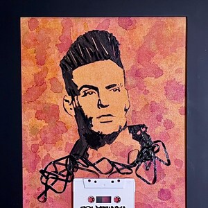 Retrato de Vanilla Ice, feito com fita cassete sobre painel de tela, pintura em aquarela vermelho-alaranjada com colagem, moldura de madeira maciça, obra de arte original