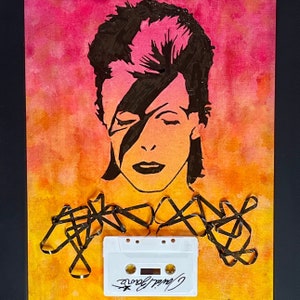Retrato de David Bowie, feito de fita cassete em painel de tela, pintura em aquarela vermelha e laranja com colagem, moldura de madeira maciça, arte original