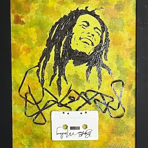 Retrato de Bob Marley em ouro verde feito de fita cassete em painel de tela, pintura em aquarela verde com moldura de madeira maciça, arte original