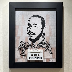 Retrato de Post Malone feito de fita cassete em painel de tela, pintura em bronze cinza com moldura de madeira maciça, obra de arte original