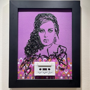 Retrato de Adele roxo feito de fita cassete em painel de tela, pintura em aquarela retrô com moldura de madeira maciça, arte original em cassete