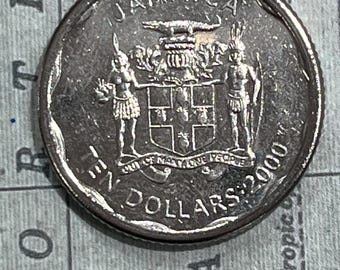 Jamaicanskt tiodollarmynthängehalsband i silver med jamaicanskt mynt, minnesmärke, olika år