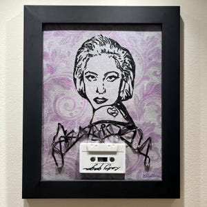 Retrato de Lady Gaga feito de fita cassete em painel de tela, pintura de damasco cinza prateado lilás com moldura de madeira maciça, arte original em cassete