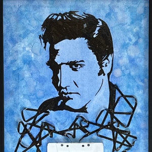 Retrato de Elvis Presley em cassete, feito inteiramente de fita cassete em painel de tela, fundo aquarela azul e moldura de madeira, arte original
