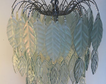 Żyrandol z liści z recyklingowanego szkła: botaniczna lampa wisząca z chromowaną oprawą