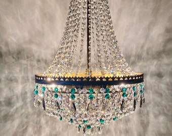 grande lampadario impero vintage con un'abbondanza di cristalli a goccia di smeraldo e pera fumé