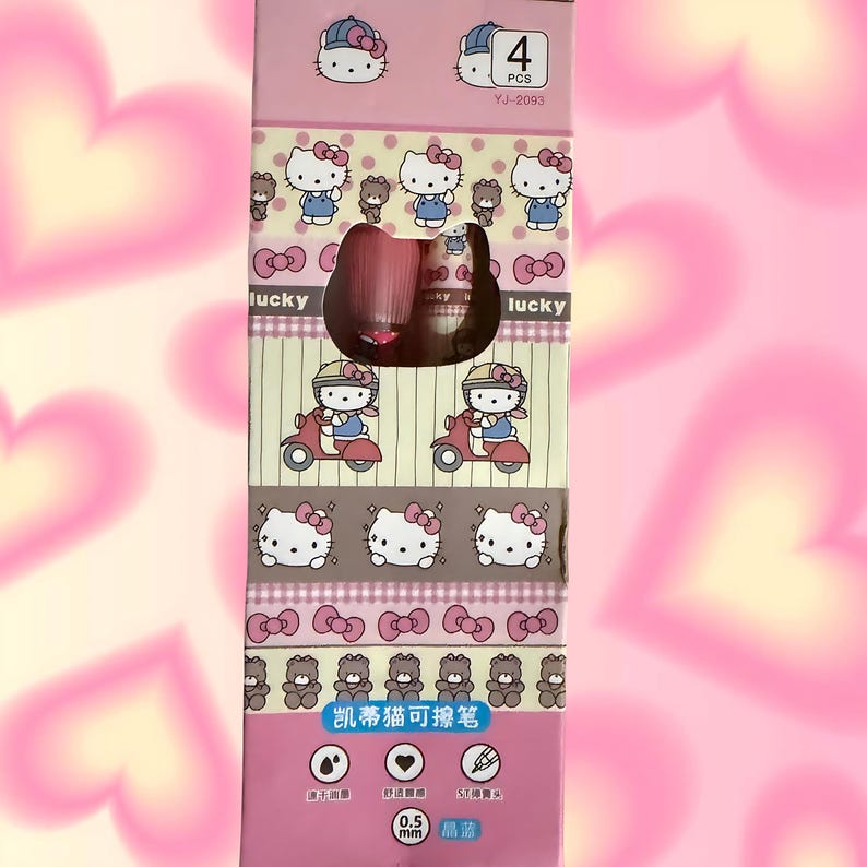 Puede incluir: Una caja rectangular rosa que contiene 4 bol&iacute;grafos, con gr&aacute;ficos de Hello Kitty, lazos y ositos. El empaque muestra el texto 4 PCS, YJ-2093, lucky y 0.5 mm. El dise&ntilde;o incluye ilustraciones de Hello Kitty montando un scooter.