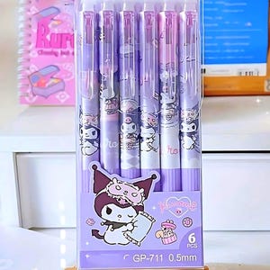 Set de 6 bolígrafos de gel Hello Kitty con tinta negra y secado rápido - Incluye pegatinas, libro para colorear, personajes de Sanrio (Kuromi, Melodi, Pocheco, Cinnamon Roll) y set de regalo. 6pcs Kuromi pens