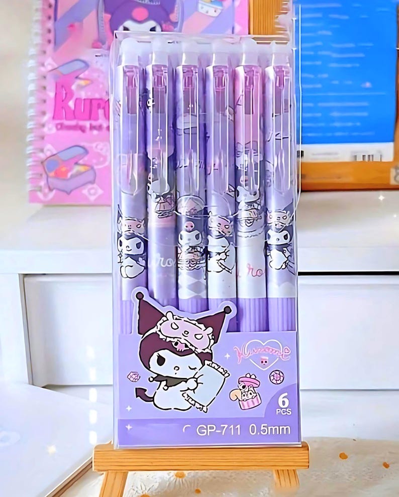 Set de 6 bolígrafos de gel Hello Kitty con tinta negra y secado rápido - Incluye pegatinas, libro para colorear, personajes de Sanrio (Kuromi, Melodi, Pocheco, Cinnamon Roll) y set de regalo. 6pcs Kuromi pens