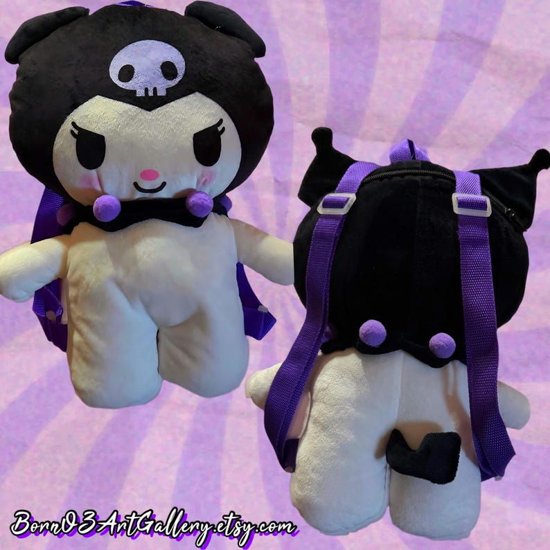 Puede incluir: Una mochila de peluche con forma de personaje con capucha negra, emblema de calavera blanca, cuerpo blanco y correas moradas. El personaje tiene orejas puntiagudas, una peque&ntilde;a nariz rosa y un cuello negro con esferas moradas. La parte trasera muestra una cola.