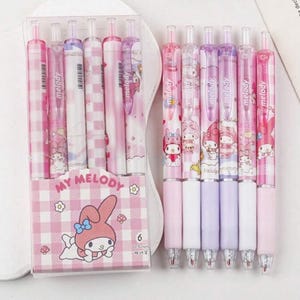 Set de 6 bolígrafos de gel Hello Kitty con tinta negra y secado rápido - Incluye pegatinas, libro para colorear, personajes de Sanrio (Kuromi, Melodi, Pocheco, Cinnamon Roll) y set de regalo. 6 pcs Melody pens