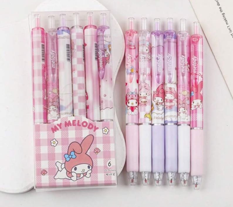 Set de 6 bolígrafos de gel Hello Kitty con tinta negra y secado rápido - Incluye pegatinas, libro para colorear, personajes de Sanrio (Kuromi, Melodi, Pocheco, Cinnamon Roll) y set de regalo. 6 pcs Melody pens