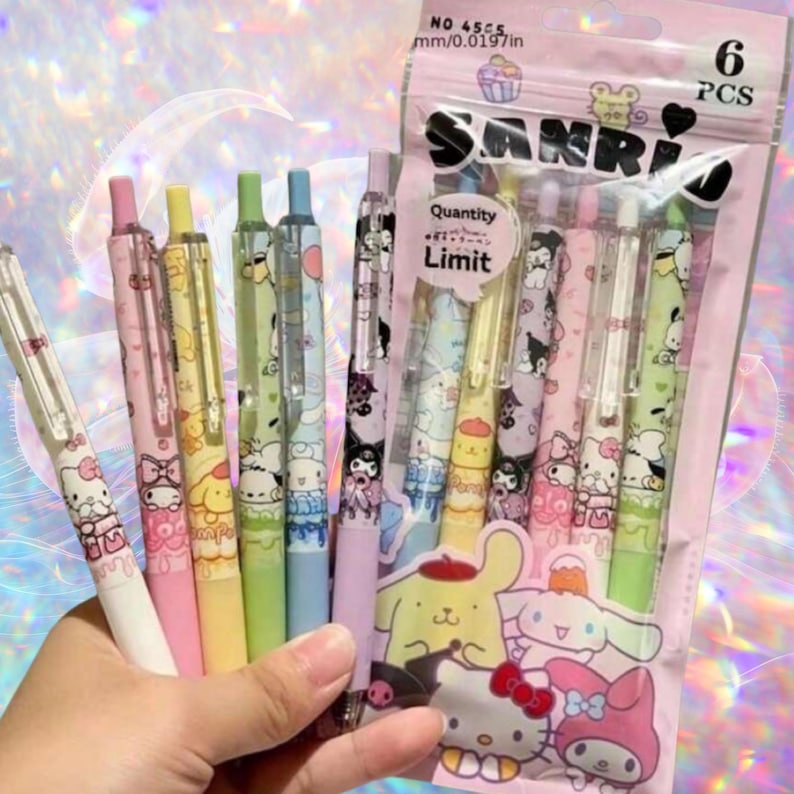 Puede incluir: Un juego de seis bol&iacute;grafos de gel con personajes de Sanrio en un paquete de pl&aacute;stico transparente. Los bol&iacute;grafos presentan varios colores pastel y gr&aacute;ficos de dibujos animados que incluyen a Hello Kitty, My Melody y Pompompurin.