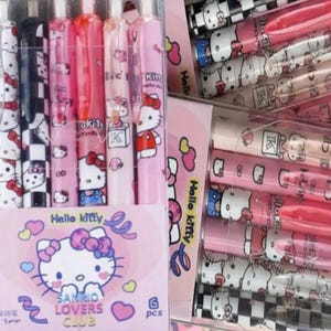 Puede incluir: Un juego de seis bol&iacute;grafos de gel retr&aacute;ctiles con gr&aacute;ficos de Hello Kitty, patrones de cuadros rosas y negros, y motivos de corazones. El empaque est&aacute; etiquetado como Hello Kitty Sanrio Lovers Club e indica un tama&ntilde;o de punta de 0,5 mm.