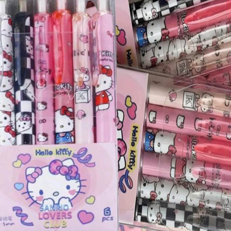 Puede incluir: Un juego de seis bol&iacute;grafos de gel retr&aacute;ctiles con gr&aacute;ficos de Hello Kitty, patrones de cuadros rosas y negros, y motivos de corazones. El empaque est&aacute; etiquetado como Hello Kitty Sanrio Lovers Club e indica un tama&ntilde;o de punta de 0,5 mm.