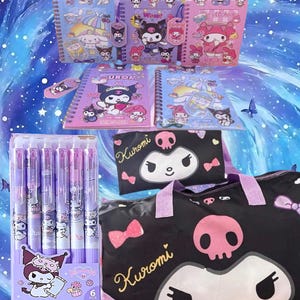 Puede incluir: Una colecci&oacute;n de papeler&iacute;a de personajes Sanrio que incluye cinco cuadernos de espiral con gr&aacute;ficos de Kuromi y My Melody, un paquete de seis bol&iacute;grafos de gel de 0,5 mm, un estuche negro con estampado de calavera y un bolso negro con Kuromi.