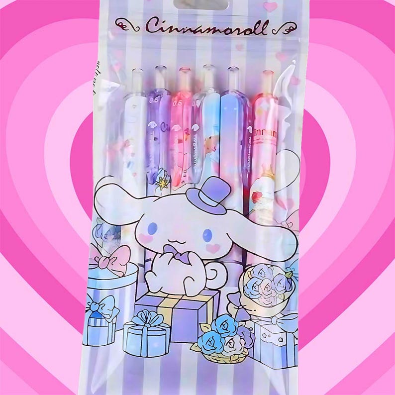 Puede incluir: Un juego de seis bol&iacute;grafos de gel en una bolsa de pl&aacute;stico transparente con la marca Cinnamoroll. El empaque muestra un personaje de perro blanco, cajas de regalo e ilustraciones florales en tonos pastel sobre un fondo de rayas.