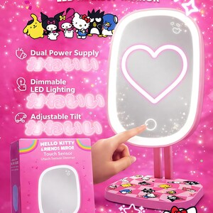 Puede incluir: Un espejo de maquillaje LED rosa de Hello Kitty and Friends con luz en forma de coraz&oacute;n, sensor t&aacute;ctil e inclinaci&oacute;n ajustable. La base tiene un patr&oacute;n de cuadros con gr&aacute;ficos de personajes. Incluye doble fuente de alimentaci&oacute;n y luz LED.