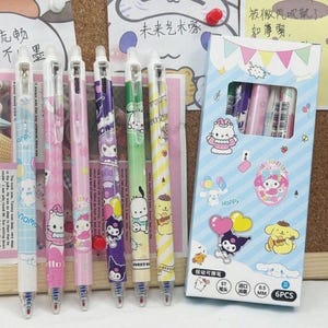 Set de 6 bolígrafos de gel Hello Kitty con tinta negra y secado rápido - Incluye pegatinas, libro para colorear, personajes de Sanrio (Kuromi, Melodi, Pocheco, Cinnamon Roll) y set de regalo. imagen 11
