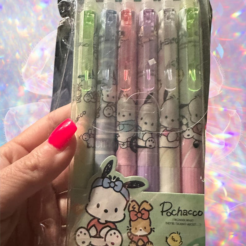 Puede incluir: Un juego de seis bol&iacute;grafos de gel retr&aacute;ctiles en un paquete de pl&aacute;stico transparente, cada uno con un color pastel diferente y un dise&ntilde;o impreso del personaje Pochacco. El empaque incluye un gr&aacute;fico de Pochacco y el texto Pochacco I wonder what they are talking about.