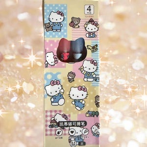 Puede incluir: Un paquete rectangular de cart&oacute;n que contiene cuatro bol&iacute;grafos de 0,5 mm, con gr&aacute;ficos de Hello Kitty en patrones azules, rosas y amarillos. El envase muestra el texto 4 PCS, YJ-2093 y caracteres chinos, con una ventana recortada en forma de gato.