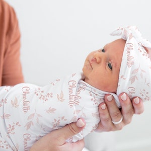Baby Swaddle Decke mit Namen - Personalisierte Baby Mädchen Decke mit blush rosa Blättern - Newborn Fotoshooting mit Foto -