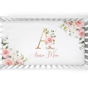 Personalizowane prześcieradło do łóżeczka dla dziewczynki z motywem kwiatowym - pościel dla dzieci w stylu vintage z różami - spersonalizowany prezent na baby shower dla dziewczynki - prześcieradło do łóżeczka z monogramem