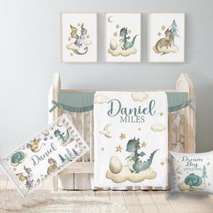 Puede incluir: Un juego de guardería con temática de dragones, que incluye una cuna, ropa de cama y arte mural. El juego incluye un protector de cuna, una manta, una almohada y tres impresiones enmarcadas. La obra de arte presenta dragones de acuarela, nubes, estrellas y lunas en colores pastel suaves.