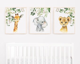 Puede incluir: Conjunto de tres láminas enmarcadas en acuarela con una jirafa, un elefante y un cachorro de león. Cada animal está representado con detalles botánicos en una paleta de colores suave y neutra, ideal para una habitación infantil.