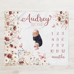 Manta de flores silvestres con motivo de hitos - Manta de mes para niña - Regalo personalizado para baby shower de niña - Tonos neutros - Regalo para recién nacidos de ButterflyNursery M363