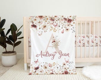 Manta personalizada com flores silvestres, manta personalizada com nome e borboletas, estampa floral em tons neutros, presente para chá de bebê, presente de aniversário para menina (B363)