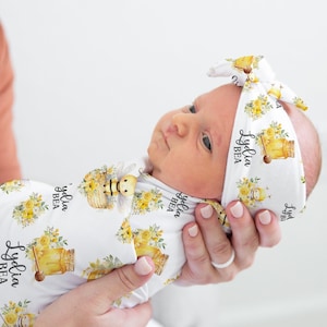 Conjunto de arrullo con diseño de abejas - Manta personalizada para bebé niña con tarro de miel y abejas - Conjunto floral amarillo para hospital - Manta con nombre - S354