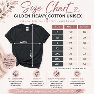 Puede incluir: Una camiseta unisex negra Gildan Heavy Cotton mostrada con una tabla de tallas que indica medidas de ancho y largo en pulgadas. La tabla enumera tallas de S a 4XL con dimensiones correspondientes. El texto incluye Size Chart, Premium Quality.