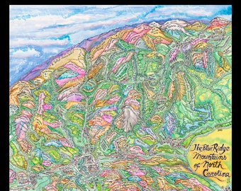 Pode incluir: Uma ilustração em aquarela das Montanhas Blue Ridge da Carolina do Norte. O mapa mostra os nomes de várias montanhas, rios e cidades da região. O mapa é cercado por uma borda azul clara e o texto "The Blue Ridge Mountains of North Carolina" é escrito em uma fonte cursiva.
