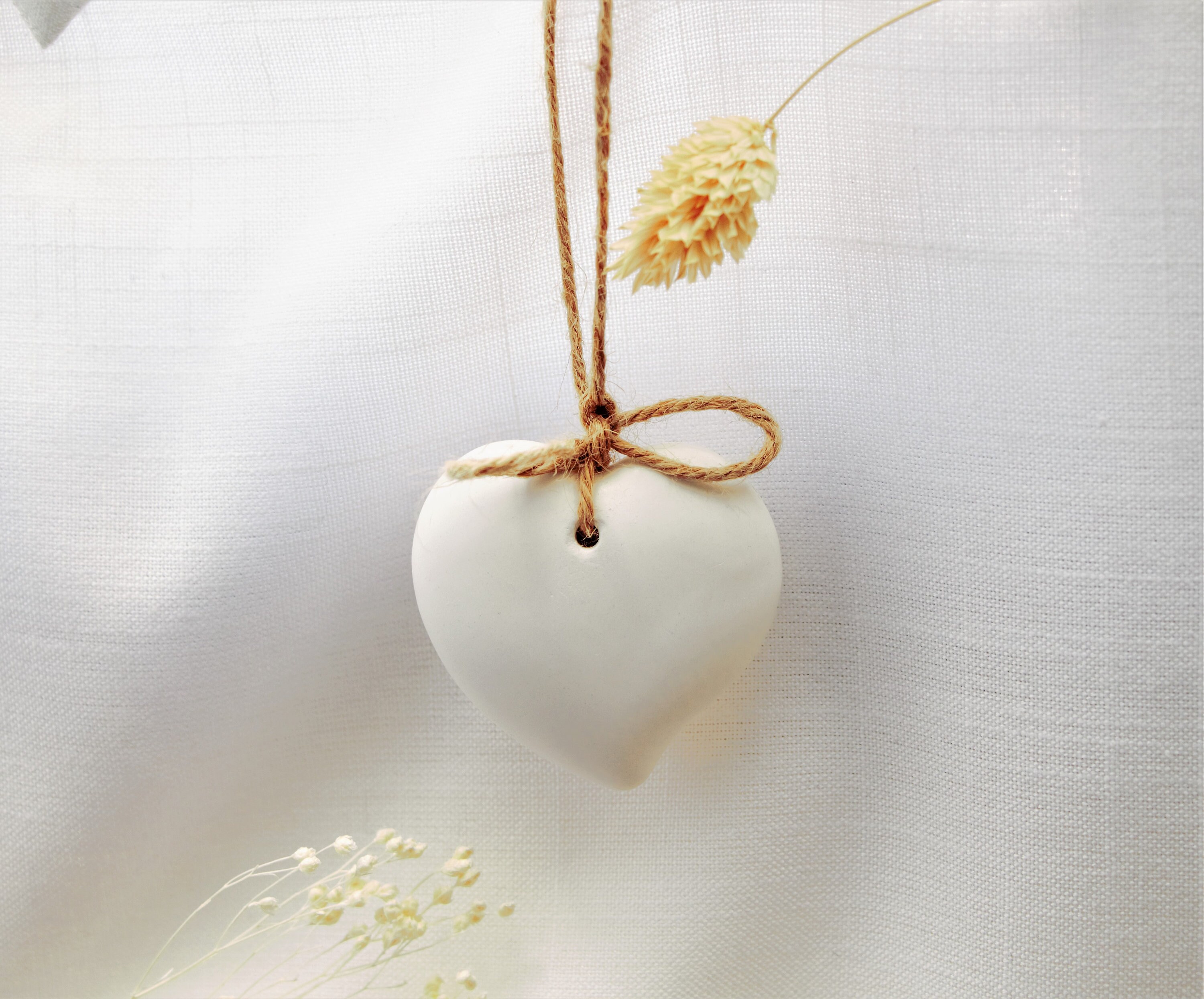 Coeur en Plâtre et Corde de Jute