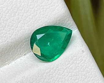 1.00 Carats, Natural Emerald pear vivid green good lustrous, Emerald Gem for jewelry, Size is 9.5x7 MM, Rare Old Zambian Mine Gemstone