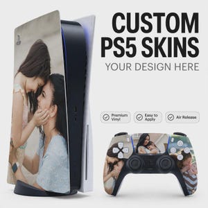 Peut inclure: Un skin personnalisé pour console PS5 et manette assortie avec une impression photographique d'une mère et son enfant. Le texte indique CUSTOM PS5 SKINS YOUR DESIGN HERE, avec des icônes pour Premium Vinyl, Easy to Apply et Air Release.