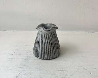 Dänische Keramik grau gerillt Knospe Kerzenhalter Kerzenhalter. Kleine handgefertigte graue Keramik gesprenkelte skulpturale Vase Hygge Kerzenhalter.