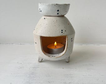 Duński, biały, ceramiczny kominek do topienia wosku z czarnymi kropkami. Ręcznie robiony.