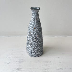 Jarrón de cerámica danesa hecho a mano: Cerámica gris tallada