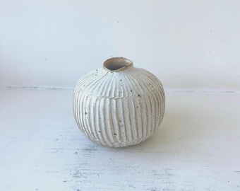 Dänische weiße Keramik Schilf Vase. Handgemachte Dänische Studio Steinzeug Keramik gerillte Schilf Vase. Fünf Blätter inkl.