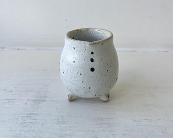 Dänischer kleiner weißer 'Küken' Krug mit schwarzen Punkten. Steinzeug Keramik.
