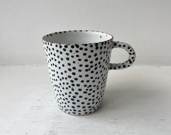 Weiße Keramik Teetasse Kaffeetasse schwarz weiß glasiert. Dänische Studio Design Keramik handgefertigte Becher Tasse mit schwarzen Flecken.