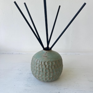 Handgefertigte Steingut Diffusor Vase: Grau Grün Gerillt Skandinavische Keramik Wohndekor
