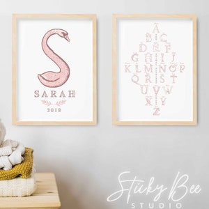 Impresión con monograma de letras del alfabeto de animales y nombre de niña, arte de guardería rosa, arte de pared para guardería de bebé, impresión de nacimiento, impresión de guardería personalizada para niña