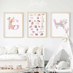 Dierlijke alfabet letter monogram afdrukken, aquarel dierenkunst, geboorteafdruk, roze kinderkamerkunst, afdrukken babykamer, dierenalfabetgrafiek