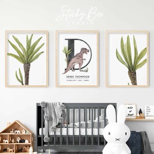 Letras monograma de dinosaurio para guardería, impresión de nacimiento, arte de dinosaurio para guardería, decoración de dinosaurio, juego de impresiones tropicales para guardería, arte personalizado para bebé niño