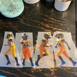 K&ouml;nnte beinhalten: Vier Bilder eines Footballspielers in gelb-oranger Uniform mit blauem Helm und der Nummer 14. Der Spieler befindet sich in einer Laufpose, mit einem bew&ouml;lkten Hintergrund.