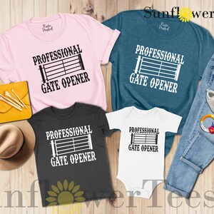 Op de afbeelding: Een set van vier t-shirts met de tekst "Professional Gate Opener" en een afbeelding van een poort. De shirts zijn in roze, turquoise, zwart en wit.